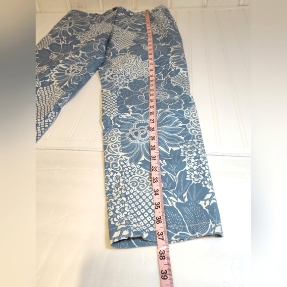Talbot's women's blue floral print relaxed chino pants size (4) - Picture 8 of 13